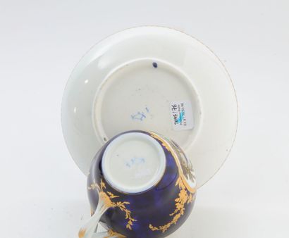 null Sèvres

Gobelet Hébert et sa soucoupe en porcelaine tendre à décor polychrome...