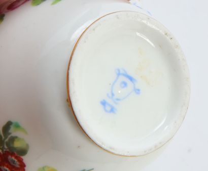 null Sèvres

Pot à lait Hébert couvert en porcelaine tendre à décor polychrome de...