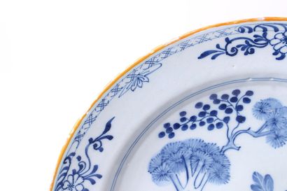 null DELFT 

Round earthenware dish decorated in blue camaieu with a flowering hedge...