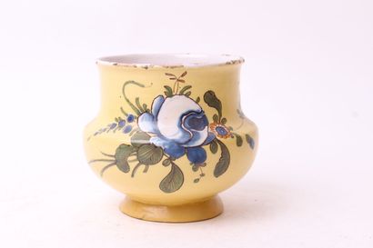 null MIDI

Vase en faïence à fond jaune à décor d'une rose.

XVIIIe siècle

H. 9,5...