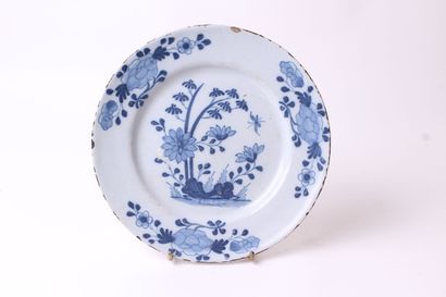 null DELFT 

Set of three circular earthenware plates decorated in blue monochrome...