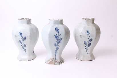 null DELFT

Trois vases en faïence à pans décorés en camaïeu bleu de personnages...