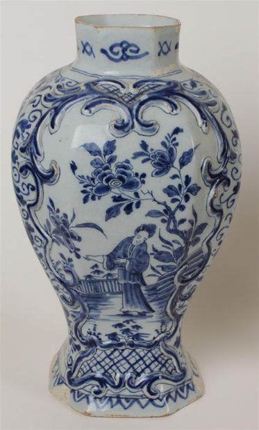 DELFT

Vase of baluster form and a lid out...