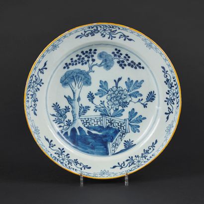 DELFT 

Round earthenware dish decorated...
