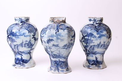 null DELFT

Trois vases en faïence à pans décorés en camaïeu bleu de personnages...