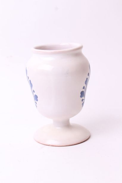 null ITALY ?

Pot with pharmacy on pedestal in earthenware with decoration in blue...