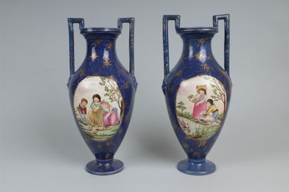 null ITALIE

Paire de vases de forme balustre en faïence à décor polychrome d'enfants...