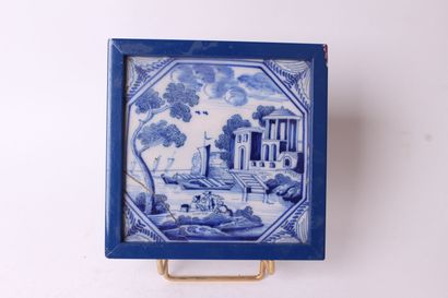 null DELFT

Earthenware tile with blue camaïeu decoration of an animated maritime...