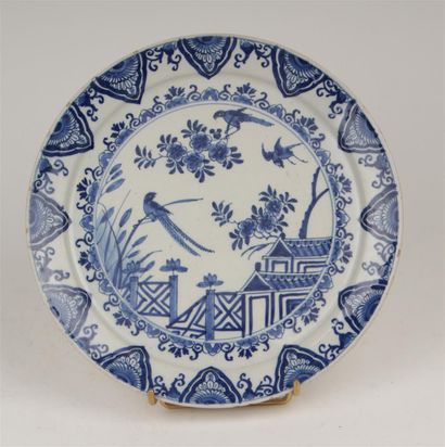 null DELFT

Earthenware plate decorated in blue monochrome in the center of a bird...