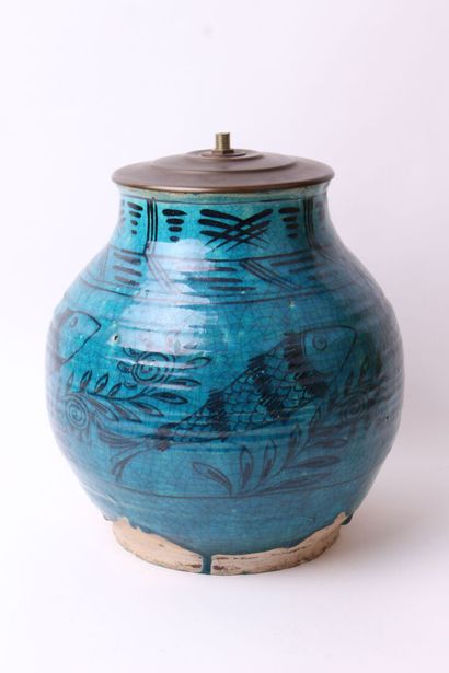 null PERSE

Vase boule en céramique siliceuse à décor de poissons noirs sur fond...