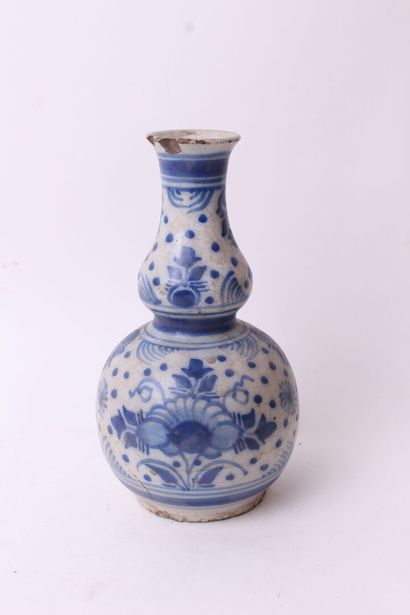 null HOLLAND

Earthenware double gourd vase with blue monochrome decoration of flowers...