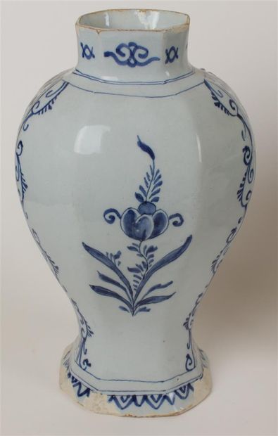 null DELFT

Vase of baluster form and a lid out of earthenware with decoration in...