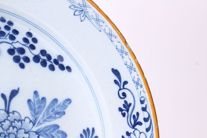 null DELFT 

Round earthenware dish decorated in blue camaieu with a flowering hedge...
