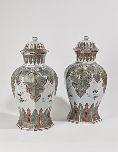null DELFT

Paire de vases en faïence de forme balustre à décor rouge, vert et or...
