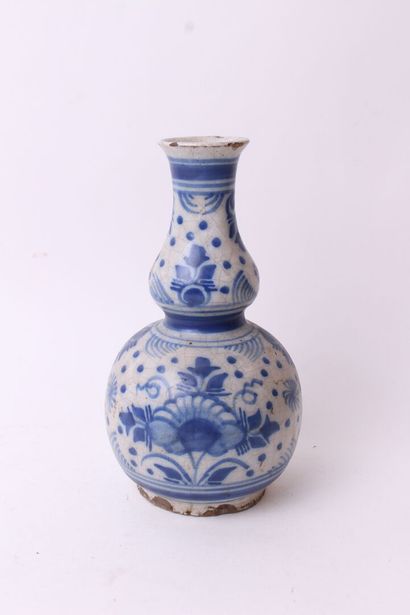 null HOLLAND

Earthenware double gourd vase with blue monochrome decoration of flowers...