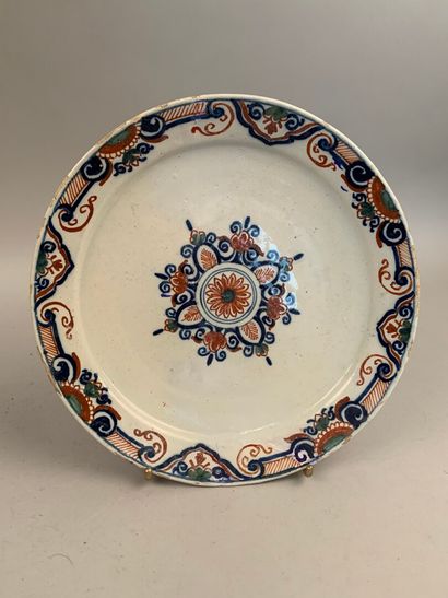 null DELFT

Earthenware plate decorated in blue, green and red in the center of a...
