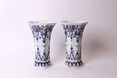 null ROUEN

Paire de vases de forme cornet octogonaux en faïence à décor en camaïeu...