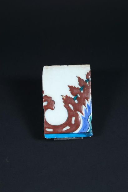 null IZNIK

Fragment de carreau de frise en céramique siliceuse à décor bleu, rouge,...