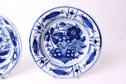 null DELFT

Deux assiettes en faïence à décor en camaïeu bleu de rochers percés fleuris.

XVIIIe...
