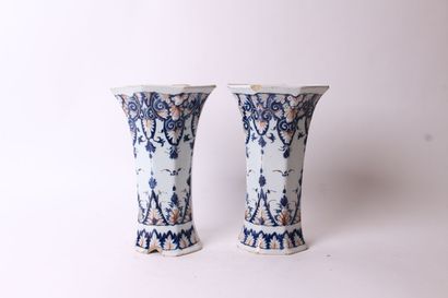 null ROUEN

Paire de vases de forme cornet octogonaux en faïence à décor en camaïeu...