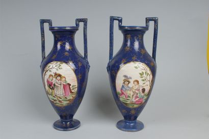 null ITALIE

Paire de vases de forme balustre en faïence à décor polychrome d'enfants...