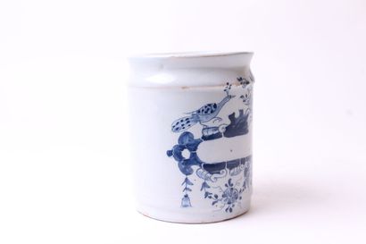 null DELFT 

Pot cylindrique en faïence à décor en camaïeu bleu d'un cartouche sommé...