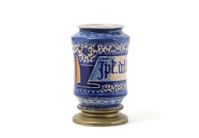 null FAENZA

Albarello cylindrique en majolique à décor en camaïeu bleu et orangé...