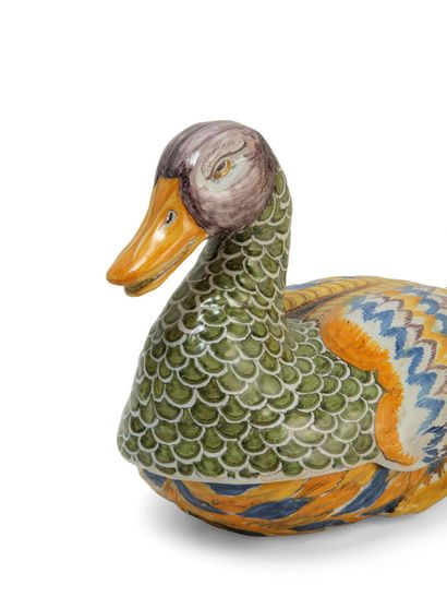 null MARSEILLE

Covered terrine in the shape of duck with polychrome decoration.

Manufacture...