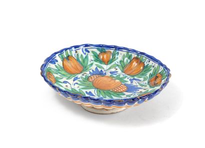 null NETHERLANDS, HAARLEM

Oval bowl on pedestal with godronné edge in earthenware...