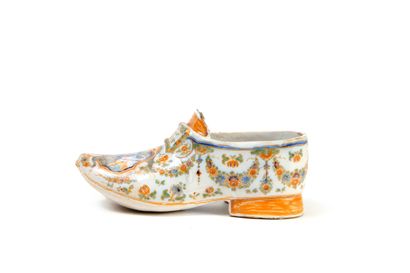 null MARSEILLES

Earthenware shoe with polychrome decoration of a figure of Diana...