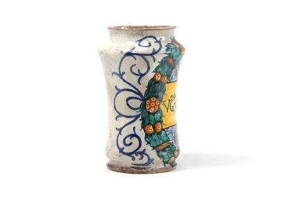 null DERUTA

Slightly curved cylindrical albarello in majolica with polychrome decoration...