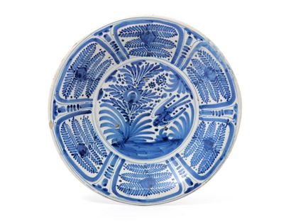 TALAVERA 
Round earthenware dish decorated...