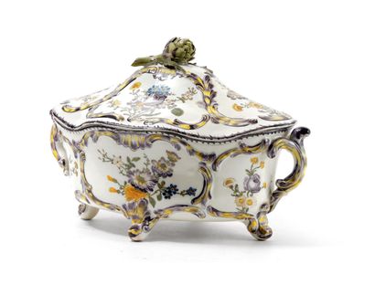 null MARSEILLE

Covered oval earthenware tureen with contoured edge with polychrome...