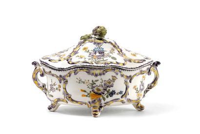 null MARSEILLE

Covered oval earthenware tureen with contoured edge with polychrome...
