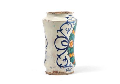 null DERUTA

Slightly curved cylindrical majolica albarello with polychrome decoration...