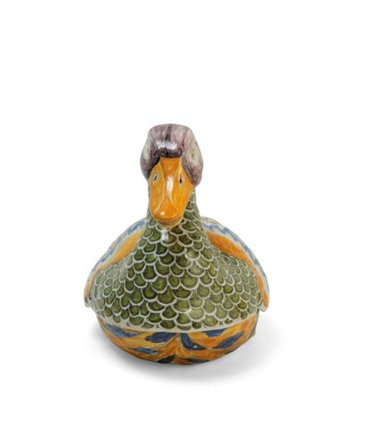  MARSEILLE 
Covered terrine in the shape of duck with polychrome decoration. 
Manufacture...