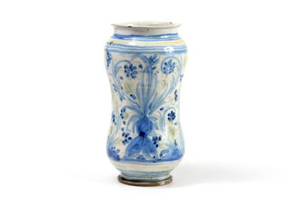 null SAVONE

Albarello slightly curved in earthenware with decoration in blue and...