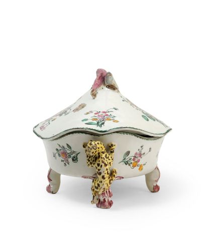 null MARSEILLE

Covered oval tureen resting on four rocaille feet, the lateral grips...