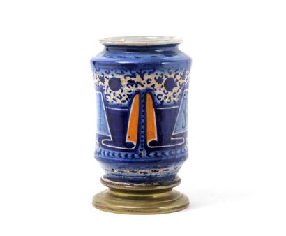 null FAENZA

Albarello cylindrique en majolique à décor en camaïeu bleu et orangé...