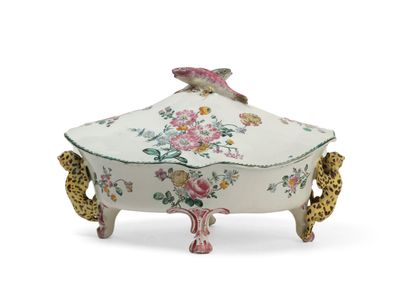 null MARSEILLE

Covered oval tureen resting on four rocaille feet, the lateral grips...