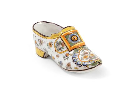 null MARSEILLE

Shoe in earthenware with polychrome decoration of flowers in a cartouche...