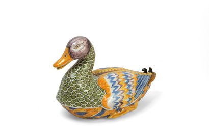  MARSEILLE 
Covered terrine in the shape of duck with polychrome decoration. 
Manufacture...