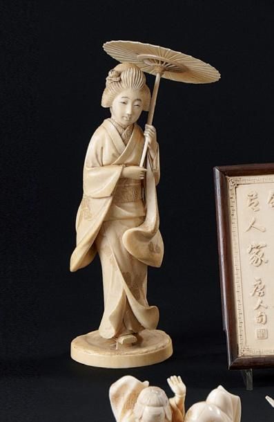 null Okimono en ivoire, jeune femme avec une ombrelle. Signé Ishiyoki. Japon, vers...