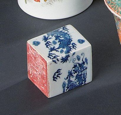 CHINE. EPOQUE MING (1368 - 1644) Bol en porcelaine émaillée polychrome à décor de...