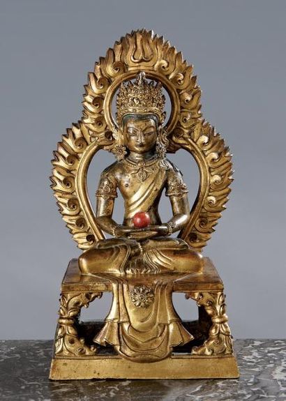null Statuette d'Amithayus assis sur une base rectangulaire en bronze doré, devant...