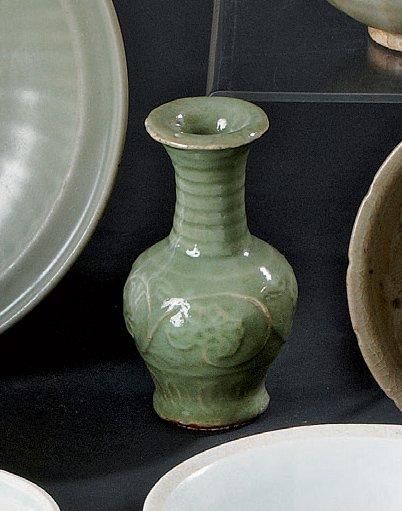 CHINE. EPOQUE MING (1368 - 1644) Petit modèle de vase en grès émaillé céladon décoré...