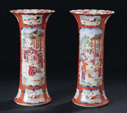 CHINE EPOQUE QIANLONG (1736 - 1795) Paire de vases de forme cornet en porcelaine...