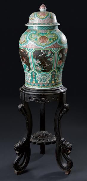 CHINE. XIXè SIÈCLE Importante potiche en porcelaine décorée en émaux polychromes...