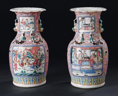 CHINE. XIXè SIÈCLE Paire de vases balustres en porcelaine émaillée rose décorée en...
