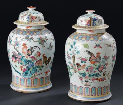 CHINE. XIXè SIÈCLE Paire de potiches couvertes en porcelaine décorée en émaux polychromes...
